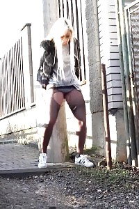 Dick-hungry Blondie Unclothing Exploring Nice Knees And Wet Pussy