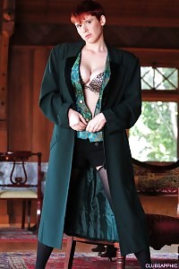 Overwhelming Ariadna Stretches Her Cunt With Toys