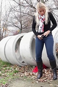 Nasty Blonde Butterfly Demonstrate Her Giant Bun In The Oven And Removed Her Juicy Panties