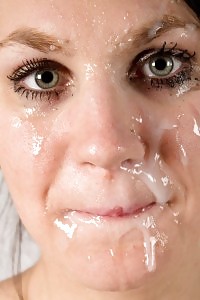 Sandra Bell Teases Her Muffy Cunt With A Sex Toy